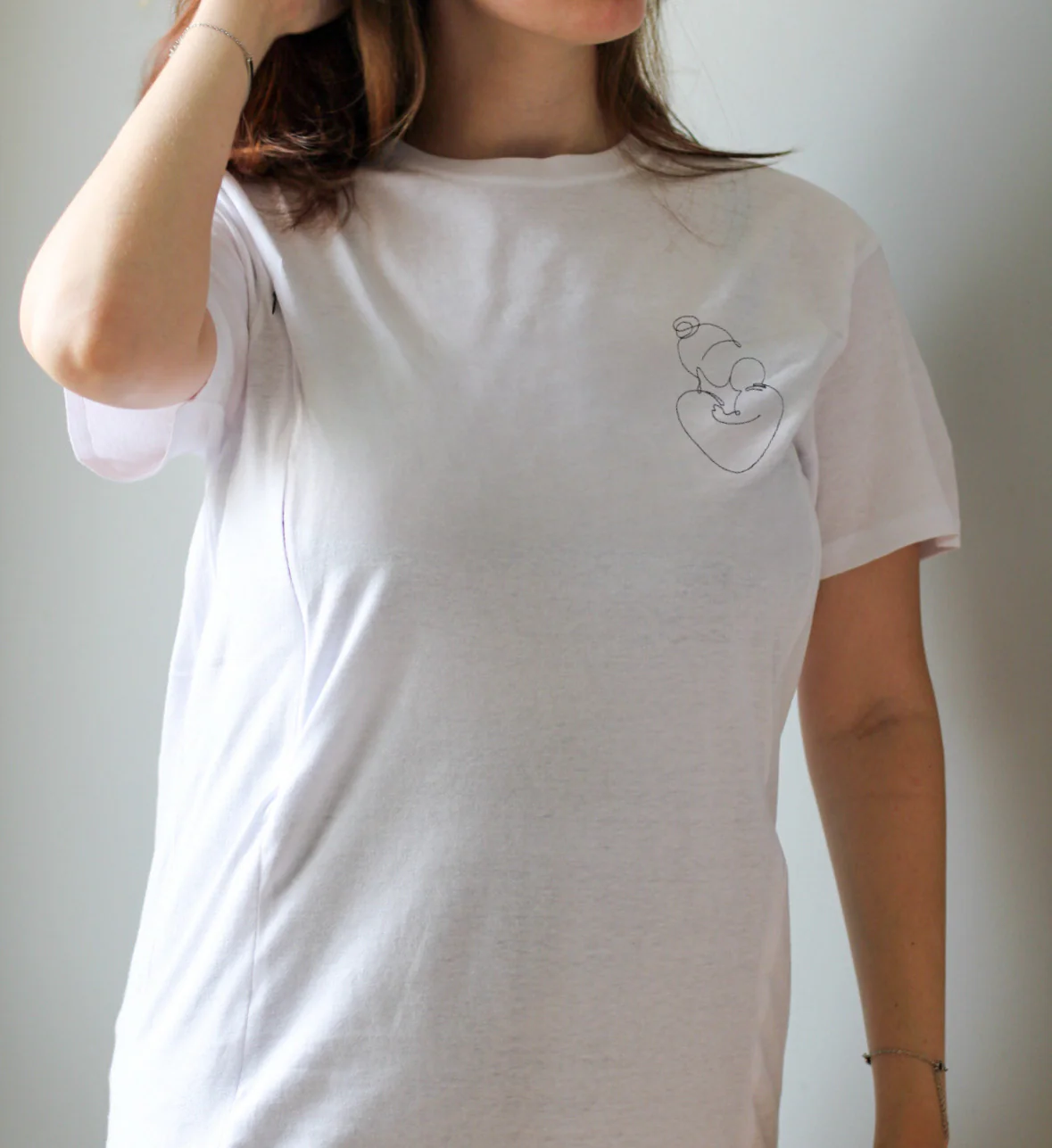 T-shirt d’allaitement brodé - Maman bébé – Image 2