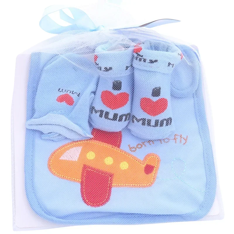 Set Cadeau Bébé – Bavoir, Serviette, Chaussettes et Gants Anti-Griffures™ – Image 4