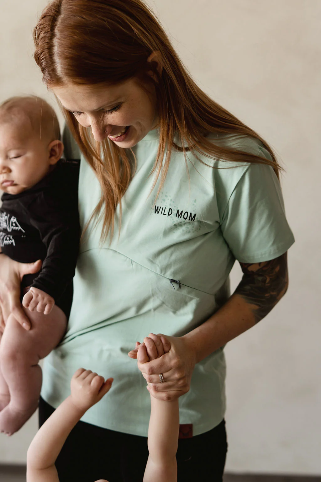 T-shirt de maternité et d'allaitement MENTHE IMPRIMÉ Wild Mom en coton biologique 3 en 1, coupe ample – Image 7