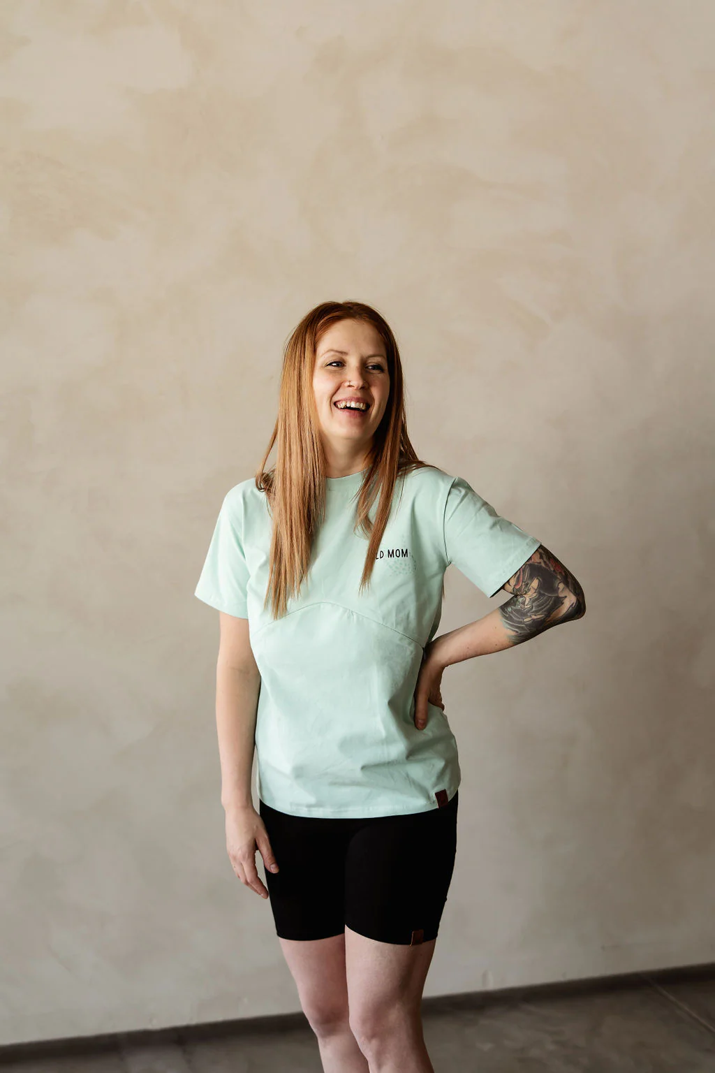 T-shirt de maternité et d'allaitement MENTHE IMPRIMÉ Wild Mom en coton biologique 3 en 1, coupe ample – Image 2