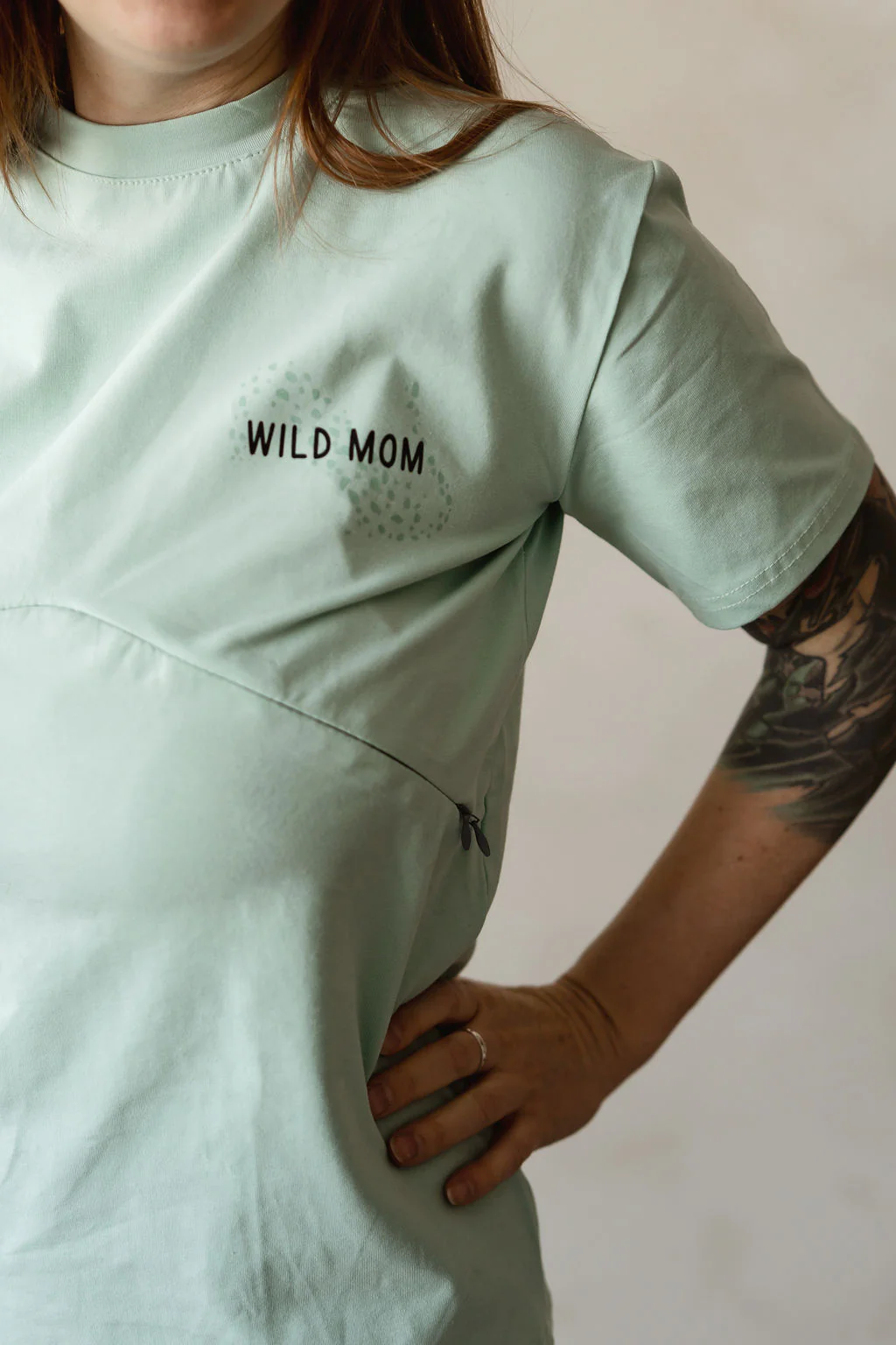 T-shirt de maternité et d'allaitement MENTHE IMPRIMÉ Wild Mom en coton biologique 3 en 1, coupe ample – Image 3