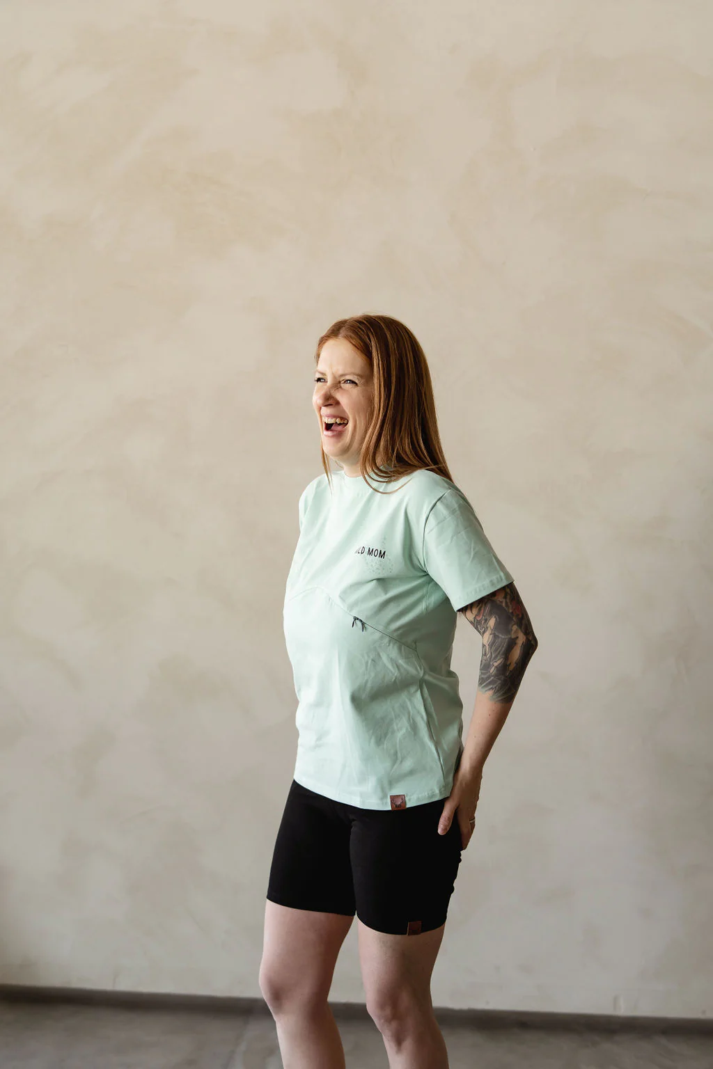 T-shirt de maternité et d'allaitement MENTHE IMPRIMÉ Wild Mom en coton biologique 3 en 1, coupe ample – Image 4