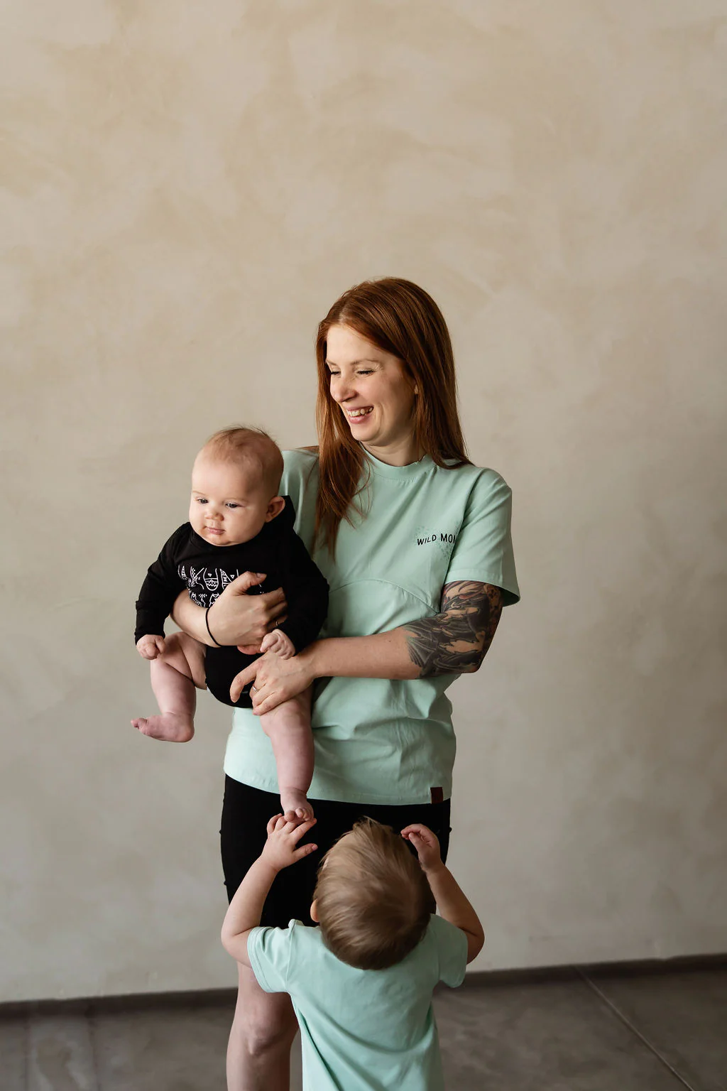 T-shirt de maternité et d'allaitement MENTHE IMPRIMÉ Wild Mom en coton biologique 3 en 1, coupe ample – Image 5