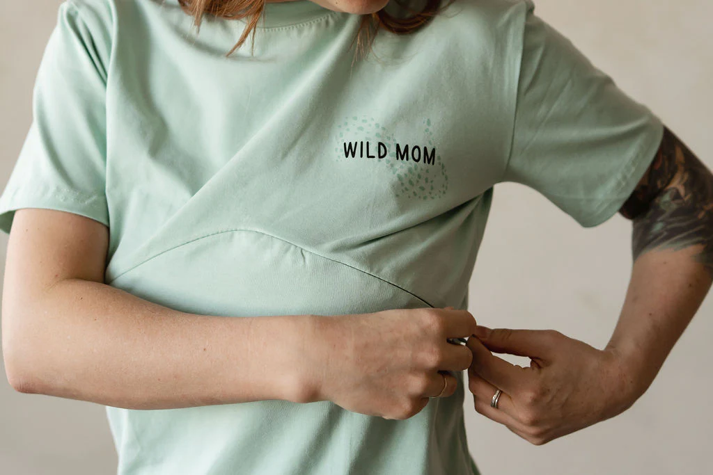 T-shirt de maternité et d'allaitement MENTHE IMPRIMÉ Wild Mom en coton biologique 3 en 1, coupe ample – Image 6